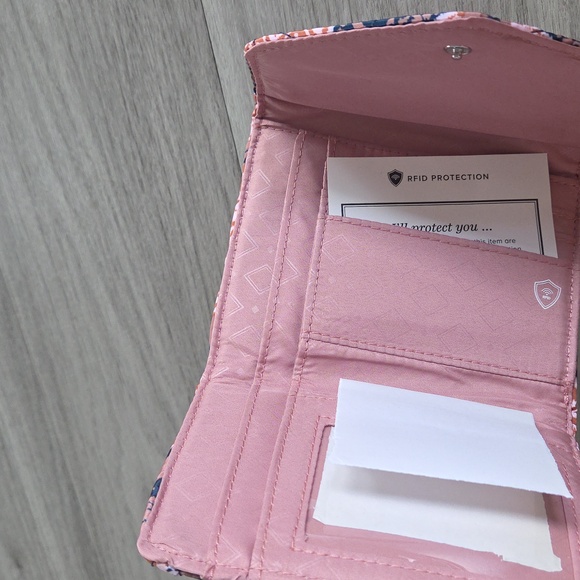 NWT Vera Bradley Ultralight RFID Mini Tri-Fold Wallet In Fern Paisley. - Picture 5 of 5